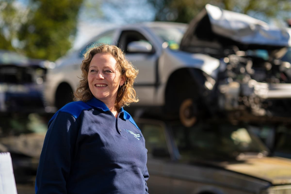 Natasja Noordam of Autodemontagebedrijf Kempenaar on the yard between the cars